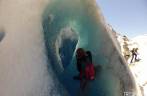 A Ana fotografa caverna de gelo no glaciar Viedma, no Parque Nacional Los Glaciares, região de El Chaltén, no sul da Argentina